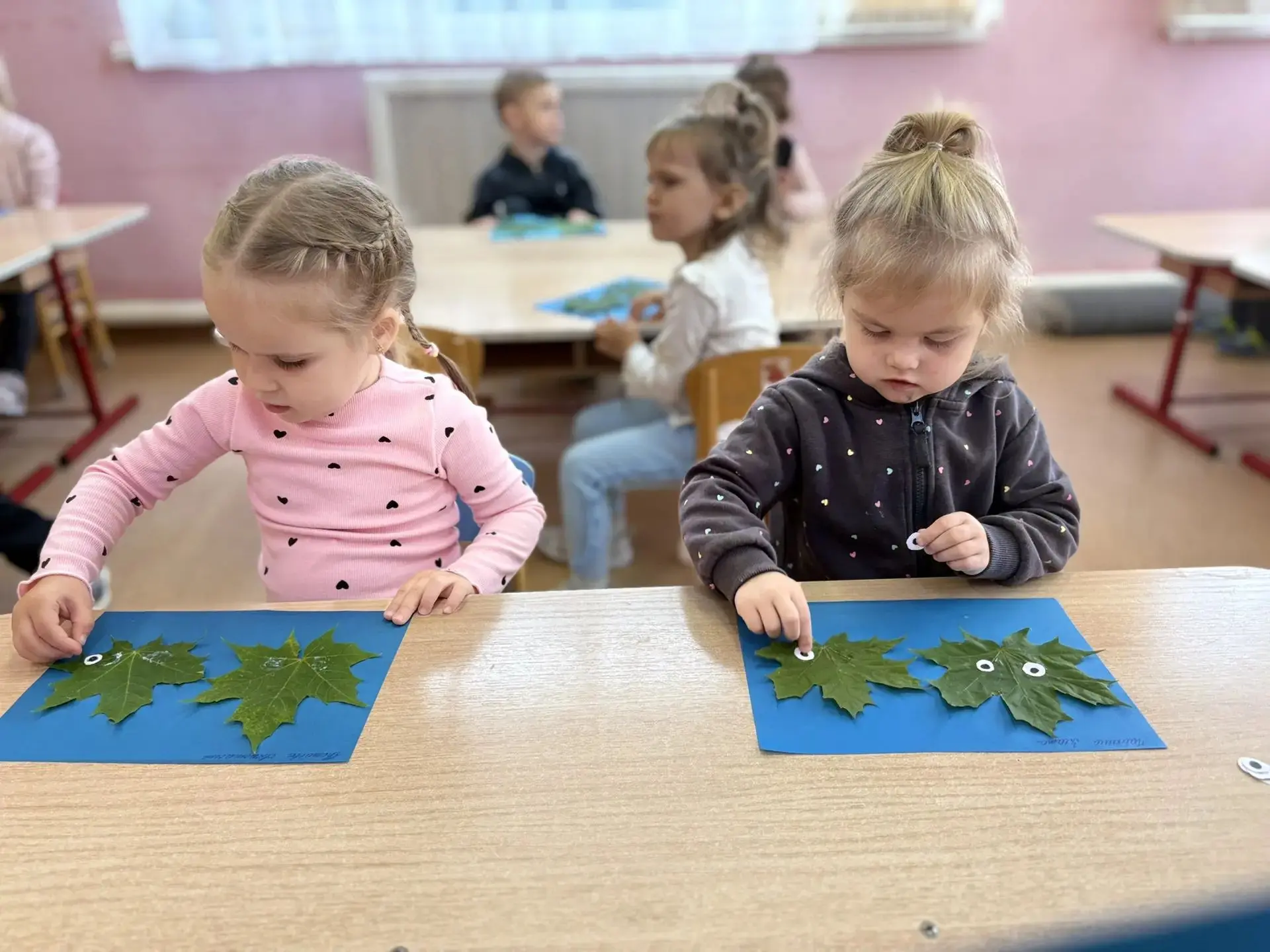Сегодня маленькие «Звёздочёты» занимались изготовлением аппликации из природного матери...