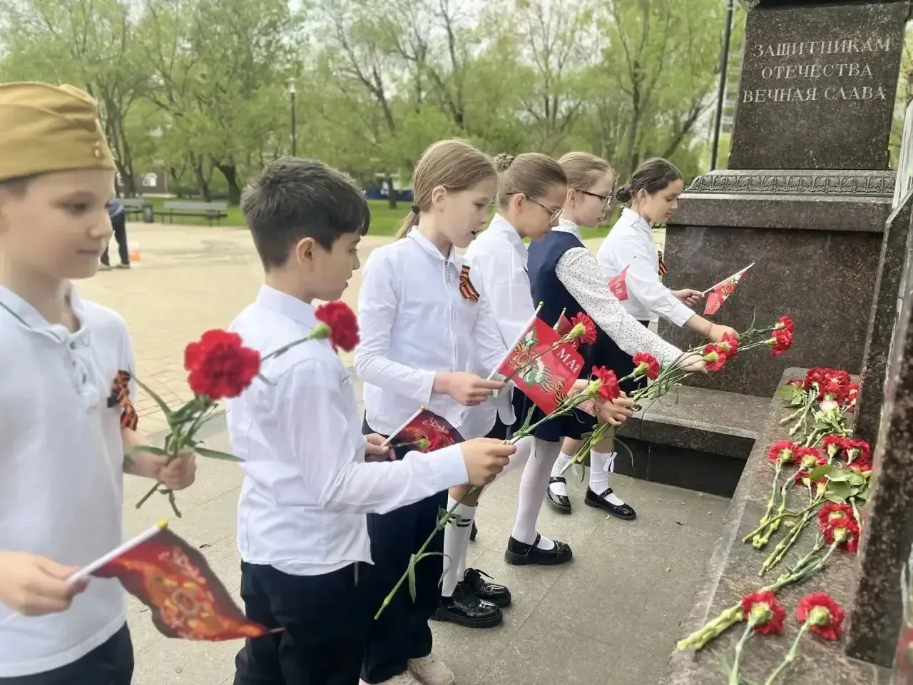 🕊️Память, воплощённая в красных гвоздиках  Ученики 2 «Г» и 3 «Г» классов приняли участие в патриотич
