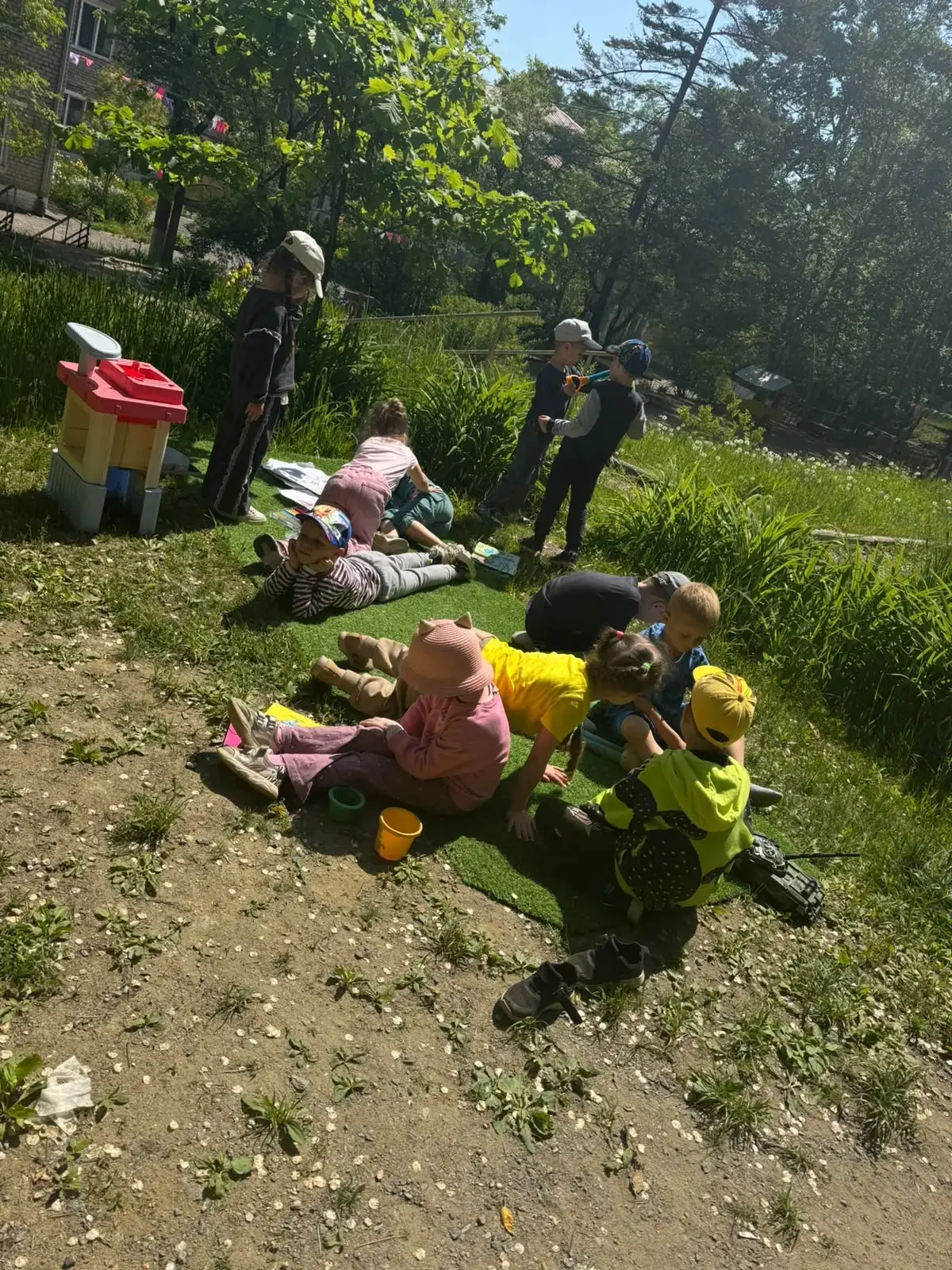 Лето в самом разгаре, и ребята из группы "Радуга" вовсю наслаждаются теплыми деньками! ...
