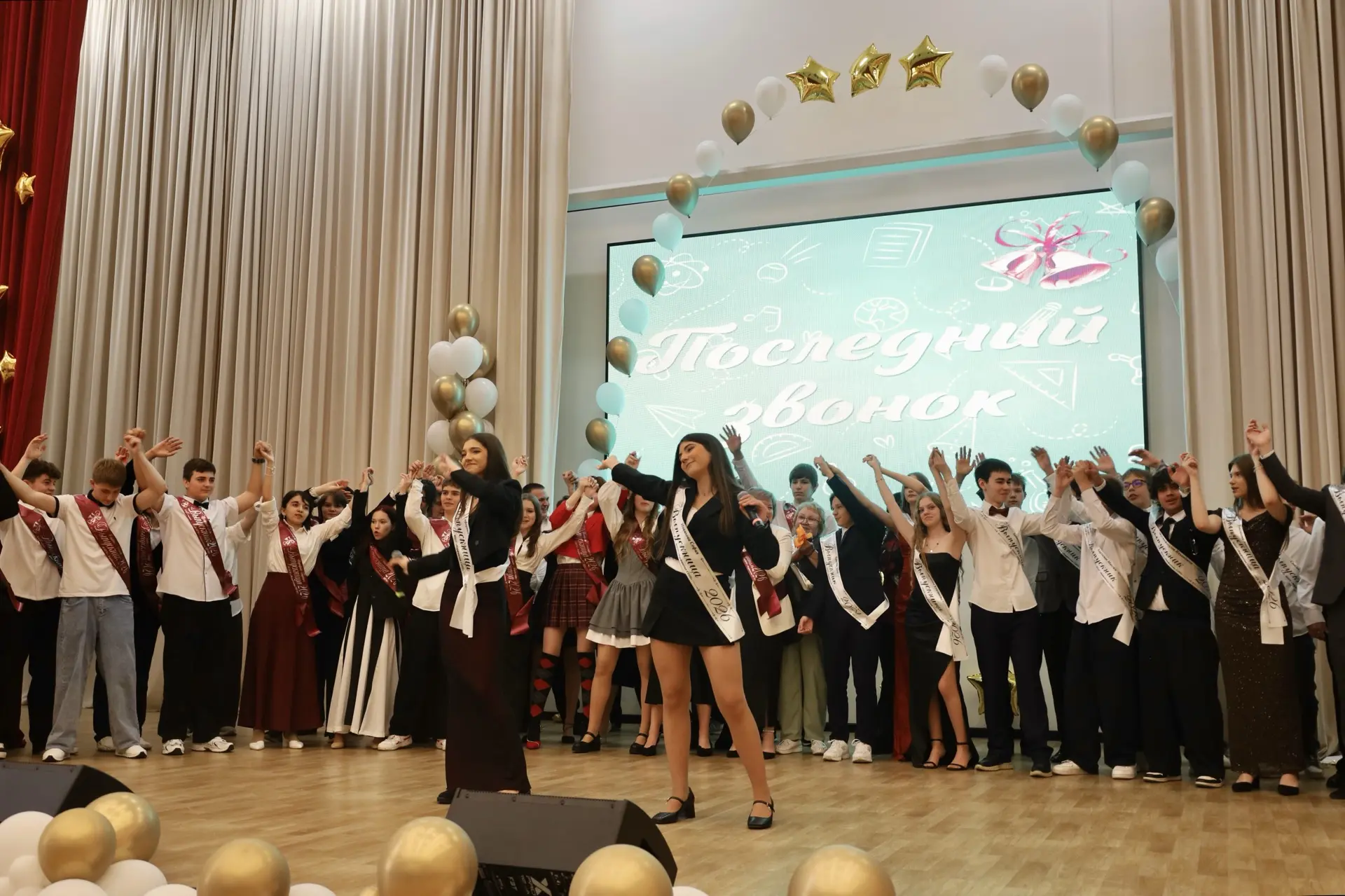 🎓 Сегодня в нашей школе прозвенел последний звонок для 9в и 9г классов.  Позади — девять лет уроков,