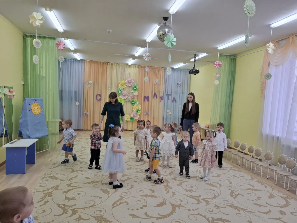 "Бантики для солнышка" - так назывался наш утренник к 8 марта у самых маленьких. Солныш...