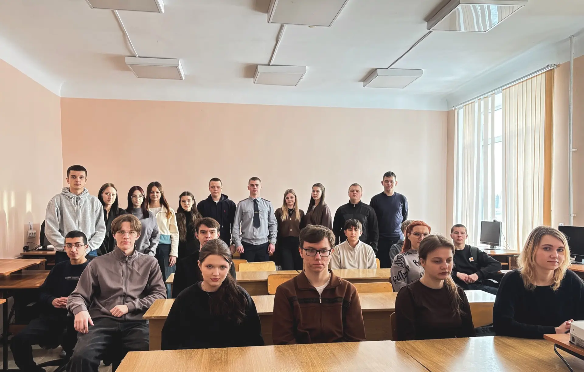 6 февраля  в гости к ученикам МБОУ «Покровская средняя школа» пришел бывший ученик, а н...