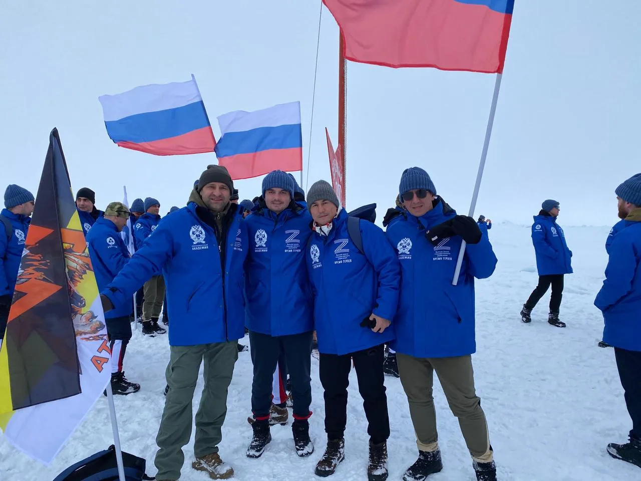 Несколько лет назад мне довелось побывать на Северном полюсе и поднять там российский т...
