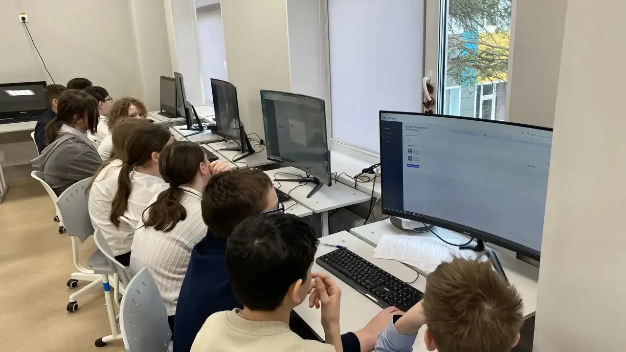 🏆 В нашей школе прошел второй VR-хакатон «Мой мир. Мои правила»! 🎮  5 мая ученики 6а, 6б и 6г классо