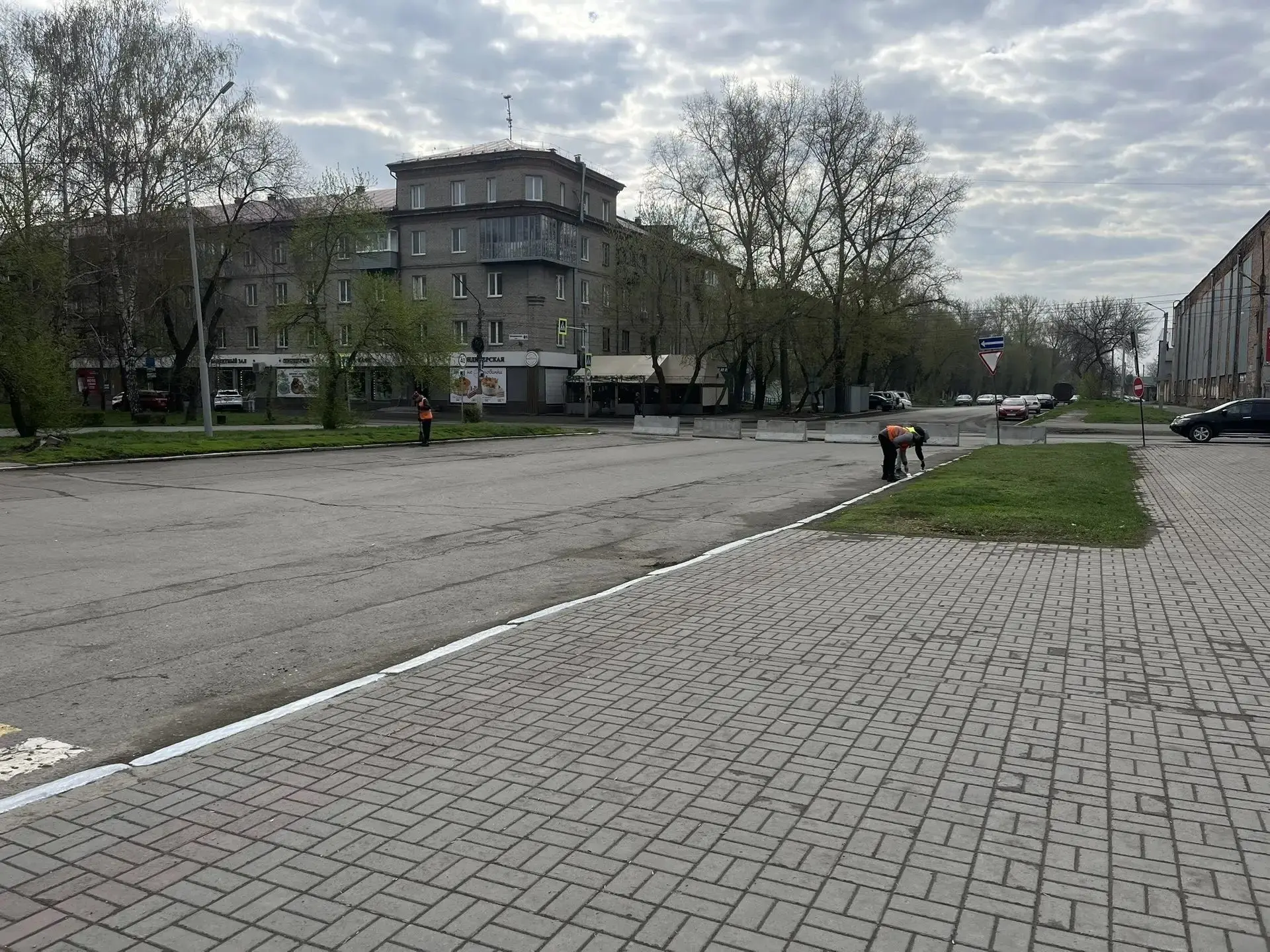 Коммунальные службы продолжают работы по содержанию дорог и благоустройству городских территорий ⁣ 🚜