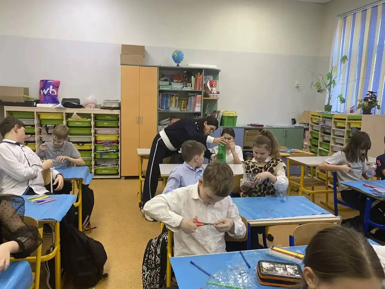 🌟 На связи 4Б класс!  Только посмотрите, какие необычные подставки для карандашей, а у кого-то даже 