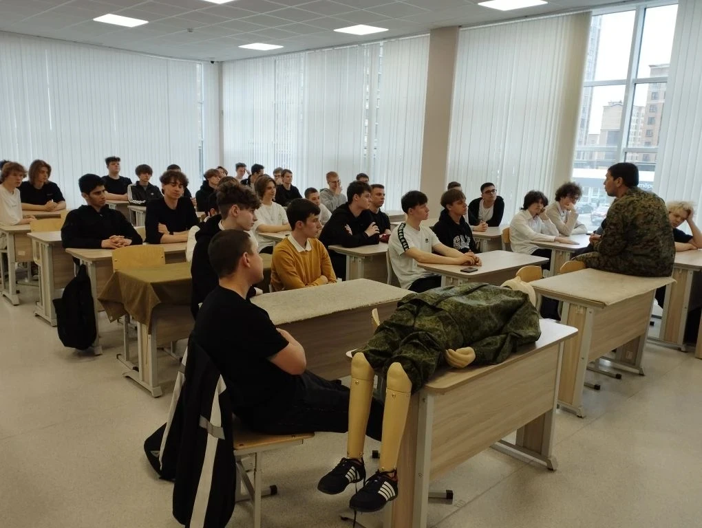 С места событий: как наши старшеклассники осваивали военное дело 🪖🎖️  Вчера и сегодня ученики 10-х к