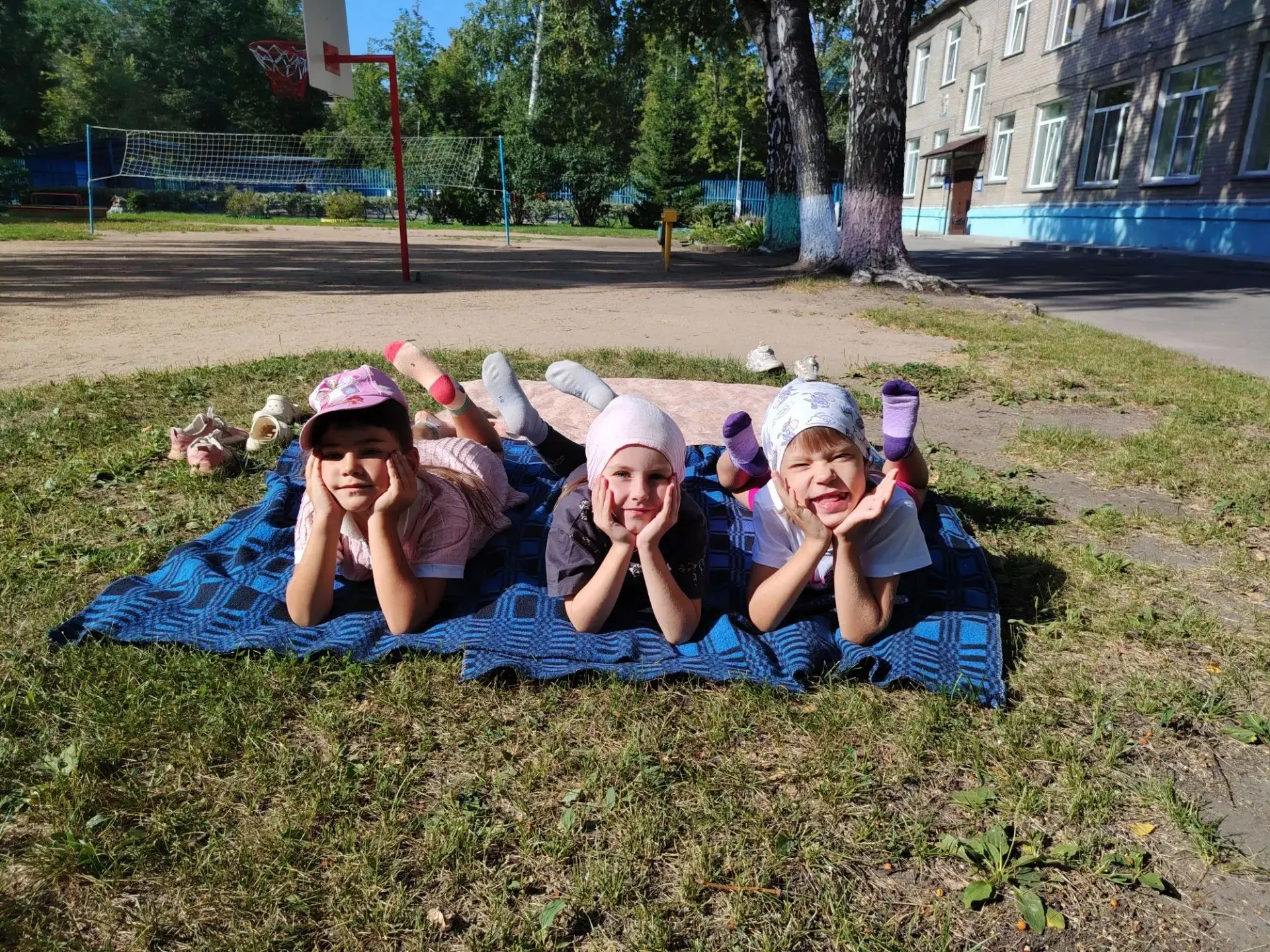 ☀️🌿 Будни на свежем воздухе: как проходит прогулка у группы «Огоньки»