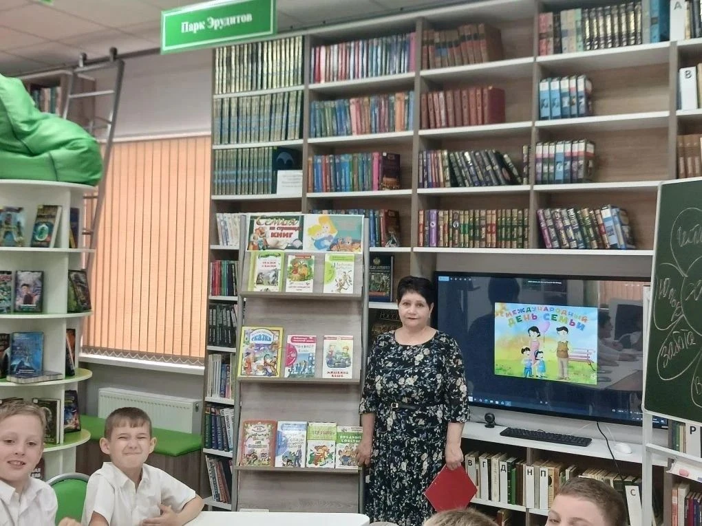 «Что важней всего на свете — мир, семья, любовь и дети»: литературный час в Бриньковско...