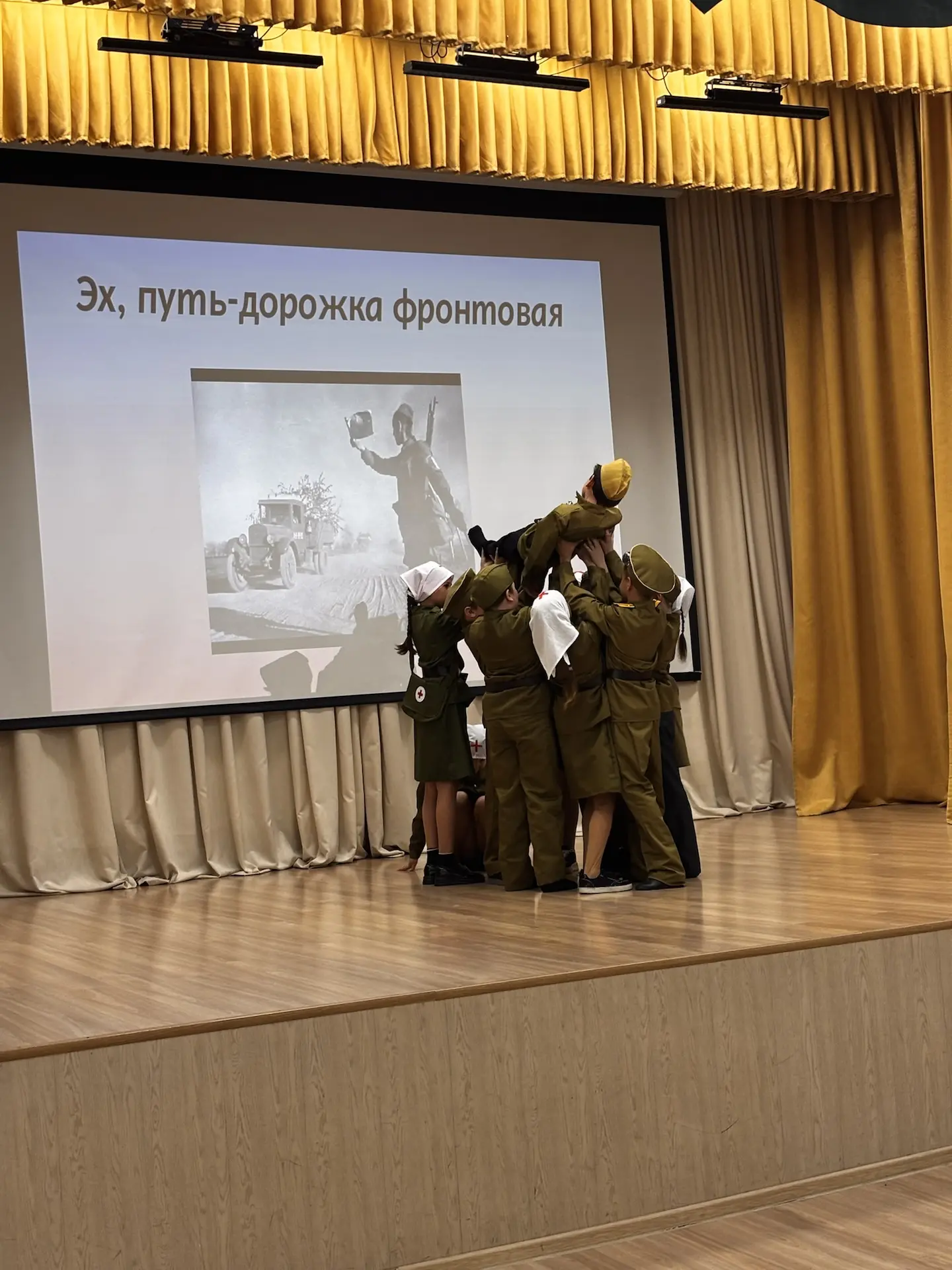 В преддверии 9 мая в параллели 3-х классов нашей гимназии прошло трогательное и торжественное меропр