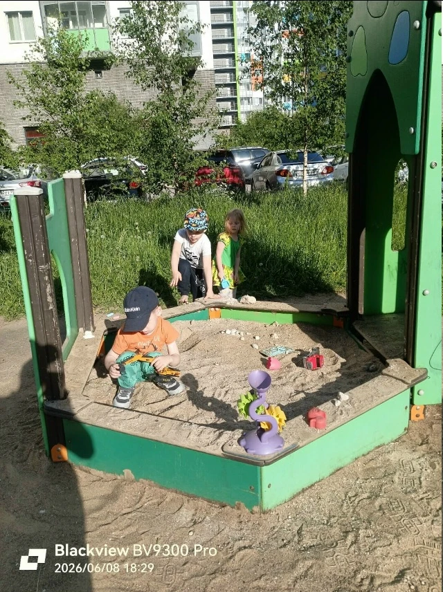 УК к с Петровского пробила дно окончательно.
Соль и зимние реагенты в детской песочнице))) 😨 Береги
