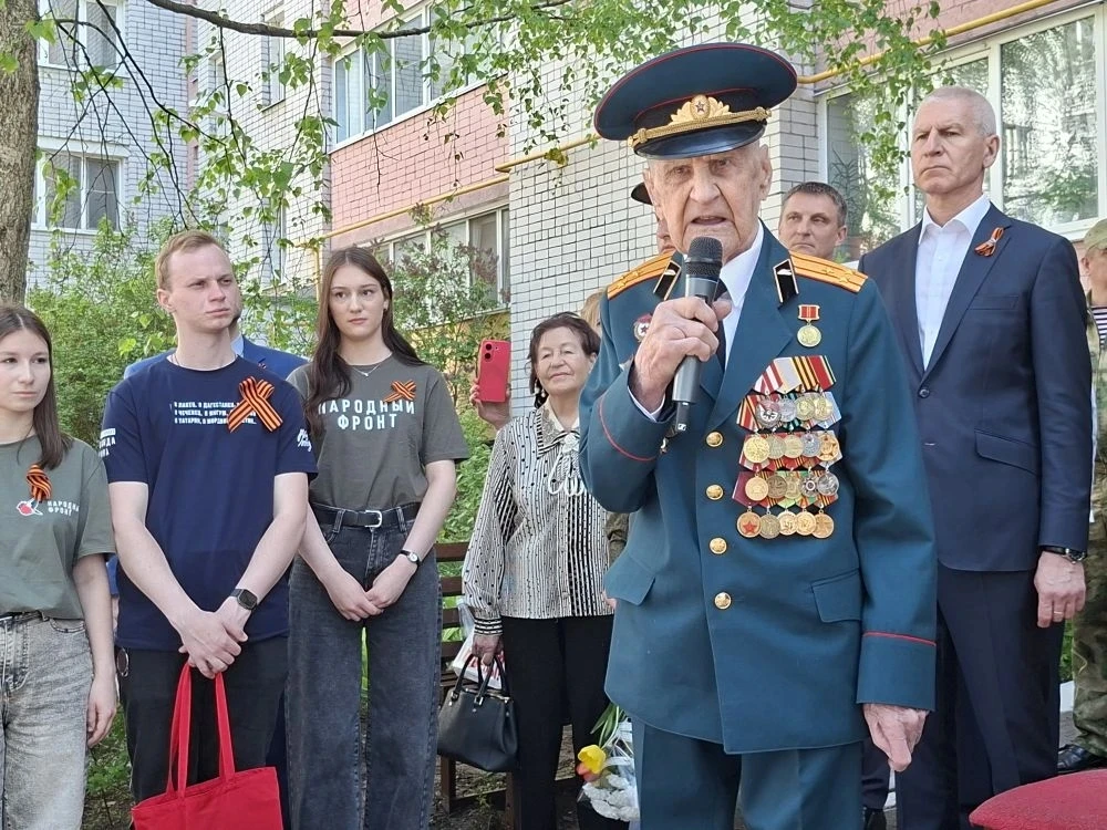 🎖️ Наши гимназисты поздравили Бориса Васильевича Шапошникова — ветерана ВОВ, чьё имя мы носим с горд