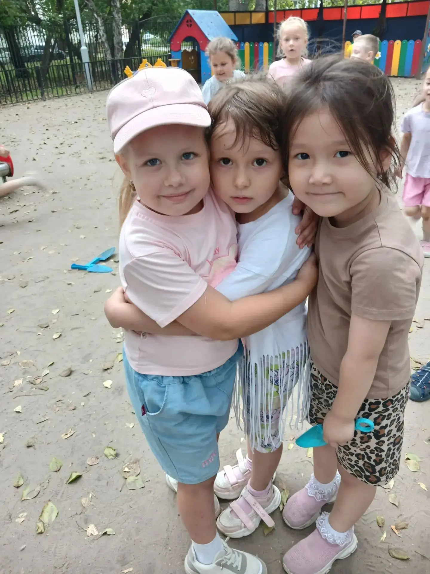Дружит с солнцем вечерок,
А трава с росою.
Дружит с бабочкой цветок, 
Ну а мы с тобою.

Тема дружбы 