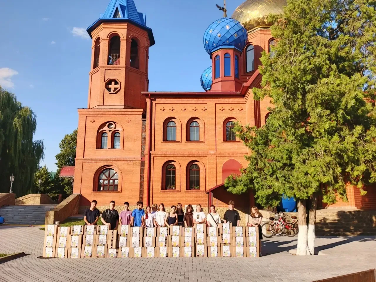 ☀️Мое яркое лето☀️

Сапарова Елизавета из 9 А класса  в июле гостит у бабушки в Усть-Лабинском район