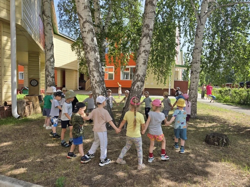 День символа России- День Берёзки.
"Всем береза нравится
Ведь она – красавица!
Белый ствол ,густая к