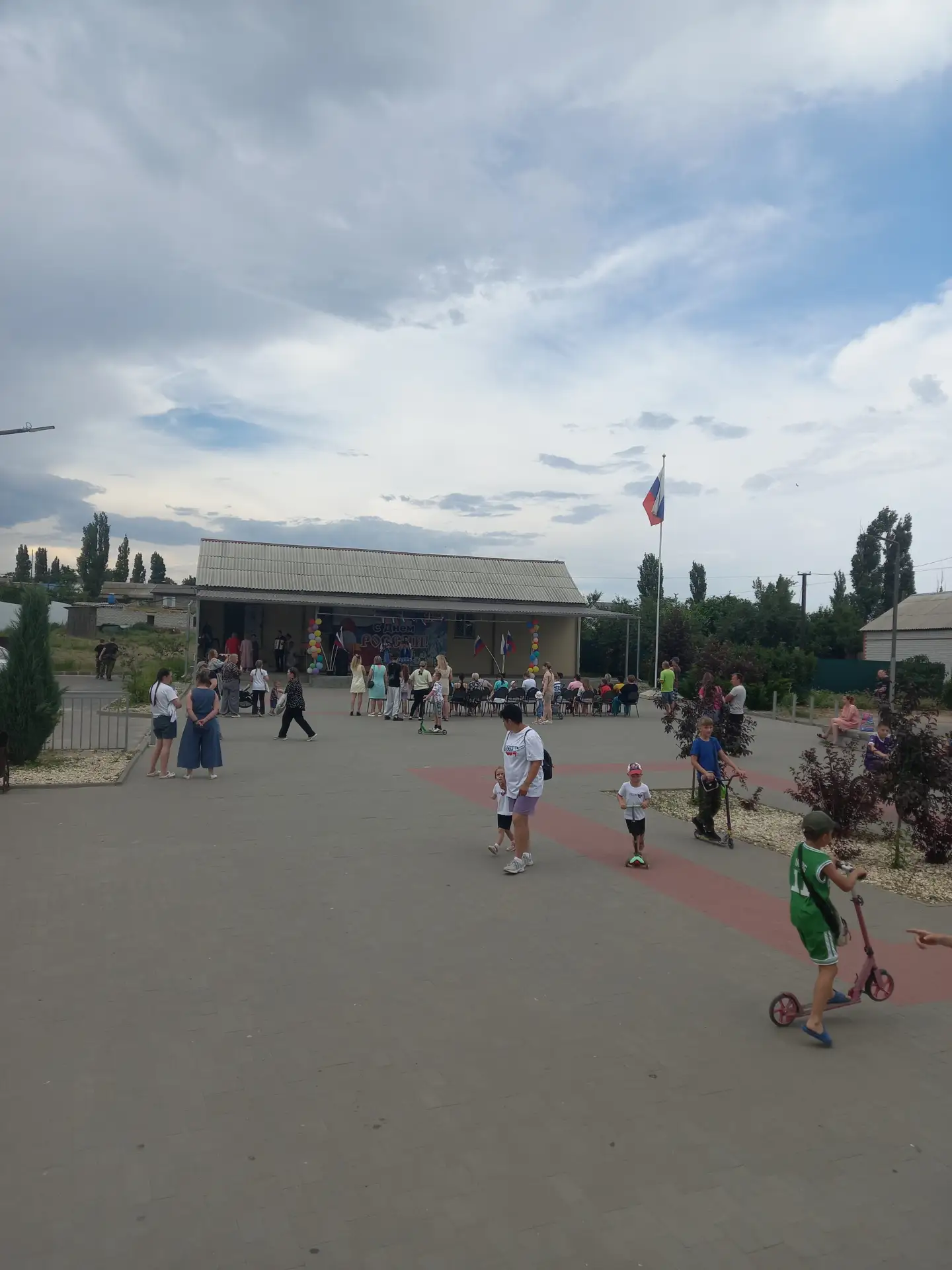 Так весело и задорно проходит концерт, посвященый празднованию Дня России❗
С праздником вас односель