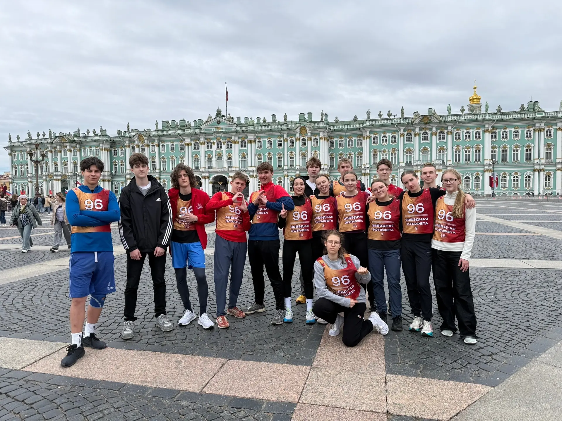 1 мая на Дворцовой площади прошла традиционная «Звездная эстафета» в честь Дня Победы. Наша команда 