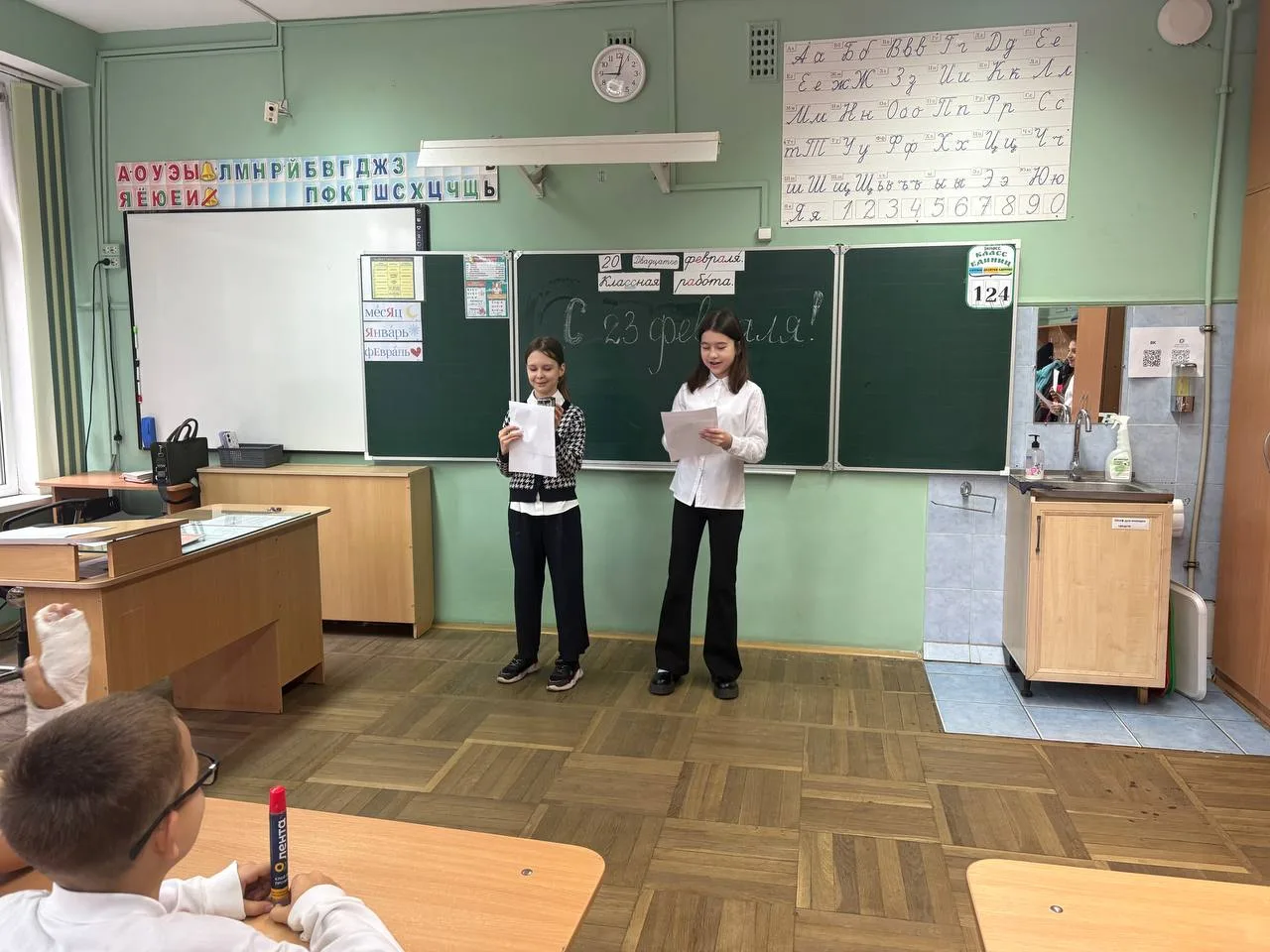 В 4 «Д» классе прошла увлекательная квест-игра «Секретная служба: Код Лидера»!  Девочки-агенты подго