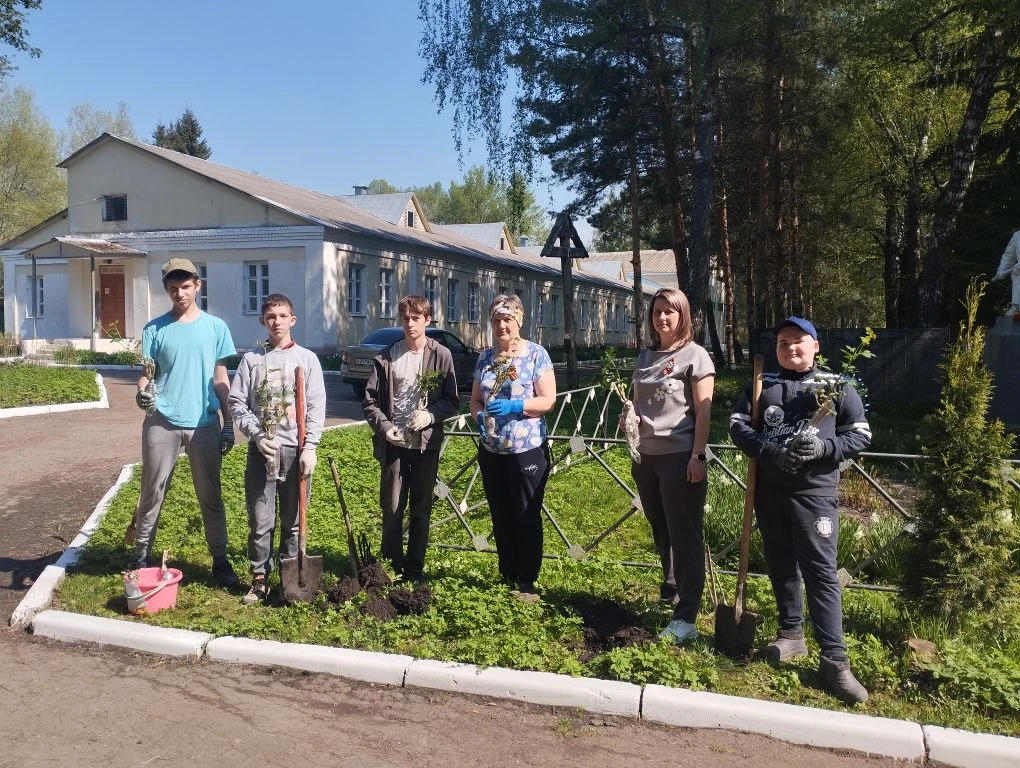 🕊8 мая на Братском захоронении прошла акция "Розы Памяти". В ней участвовали учителя и...