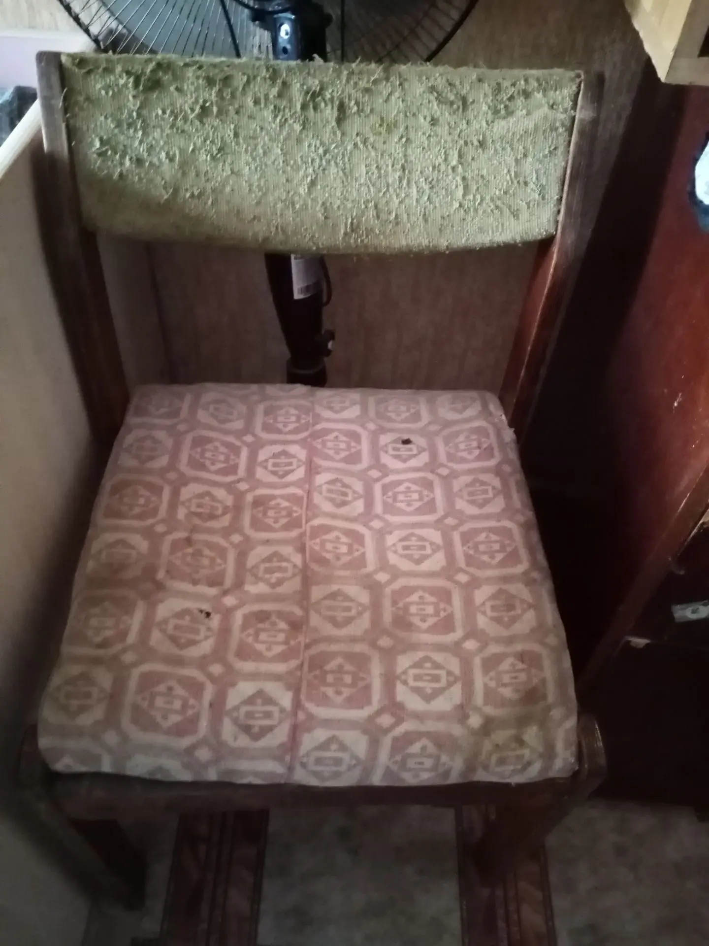 Продам стулья СССР. Деревянные очень крепкие но нужна перетяжка тканью. Цена 250 р. за ...