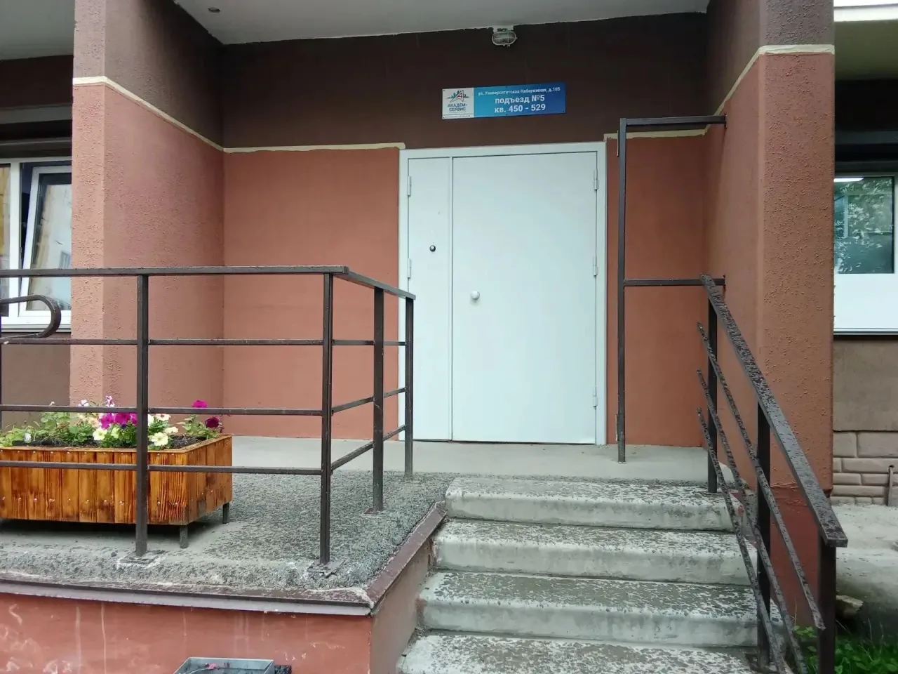 👋  Заглянем на Университетскую Набережную, 105? В подъездах 4, 5 и 6 вовсю кипит работа – обновляем