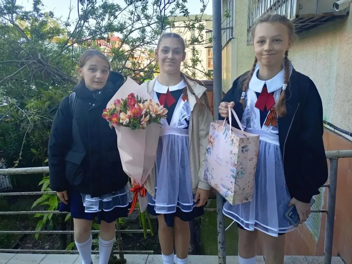 🎗️Связь поколений: 7 «Д» поздравил ветерана ВОВ.  В преддверии 9 Мая учащиеся 7 «Д» класса навестили