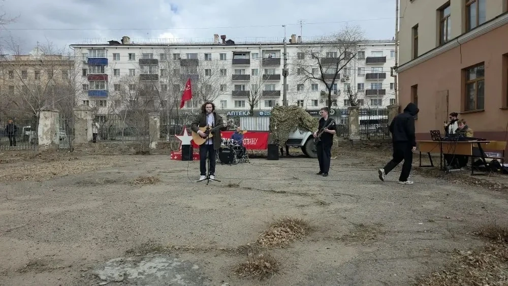 🕊️Ученики нашей школы вместе с педагогами посетили концерт 🎼«Фронтовой бригадный грузовик»от студент