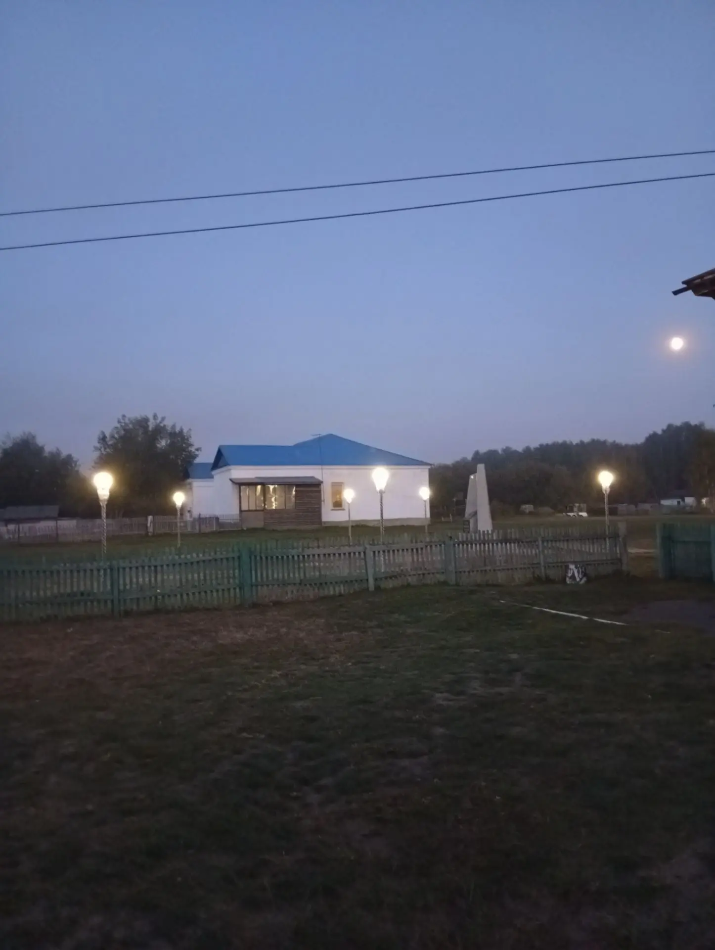 Вчера зажглись наши парковые фонари, установленные на территории Мемориала. Всего их 6....