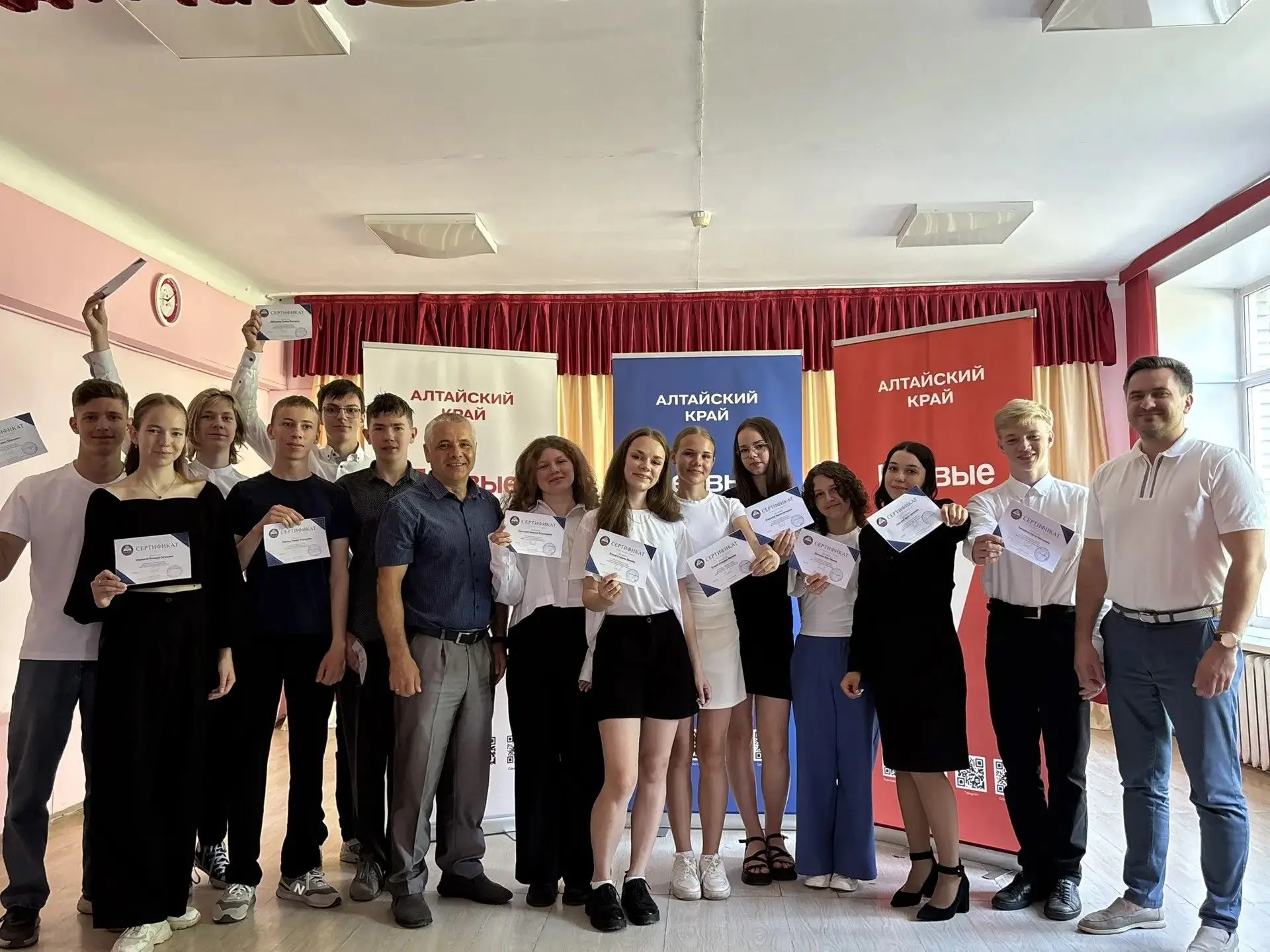 Сегодня накануне Дня России в актовом зале лицея прошла торжественная церемония награжд...