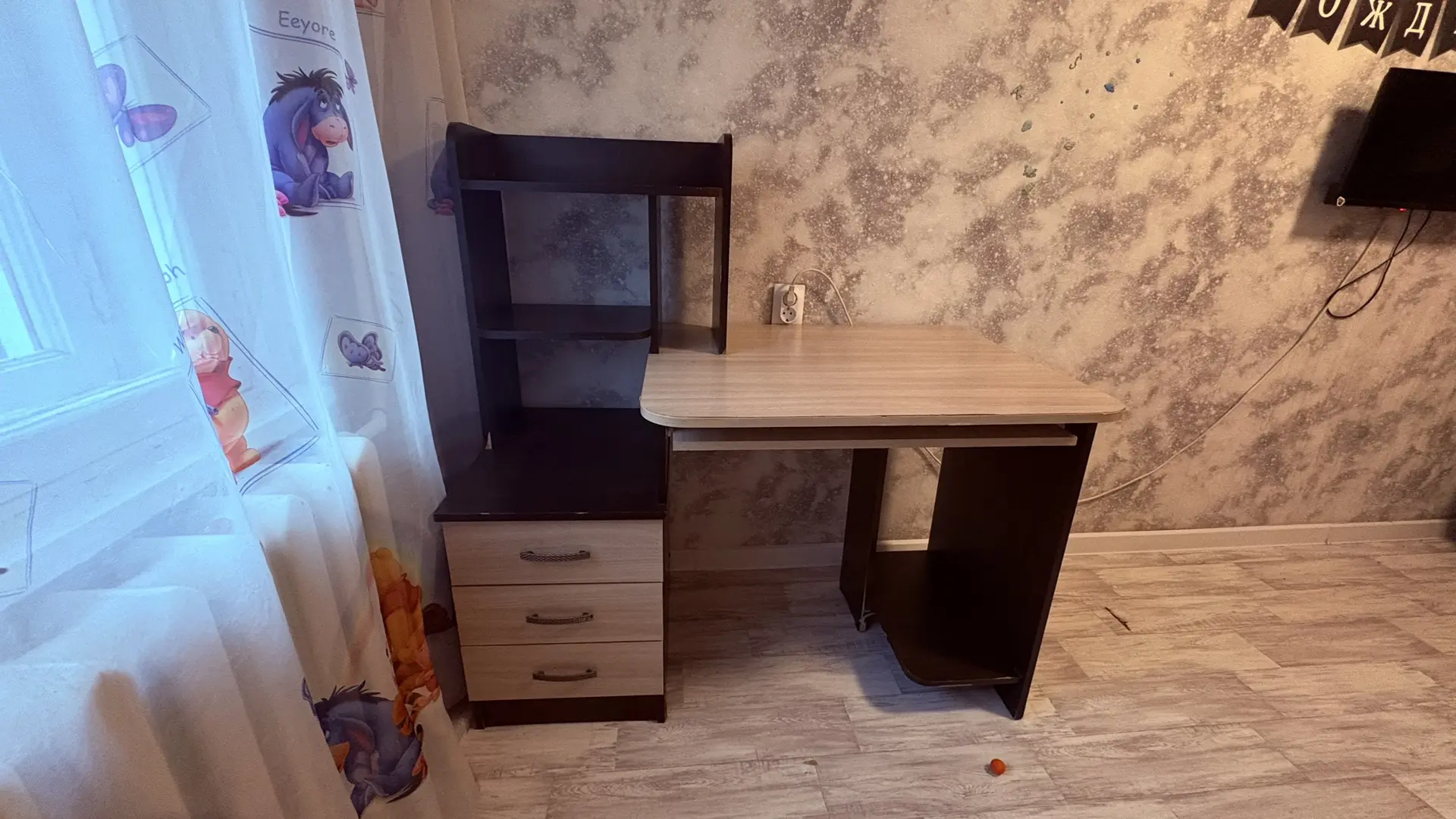 Продам компьютерный стол 1500₽