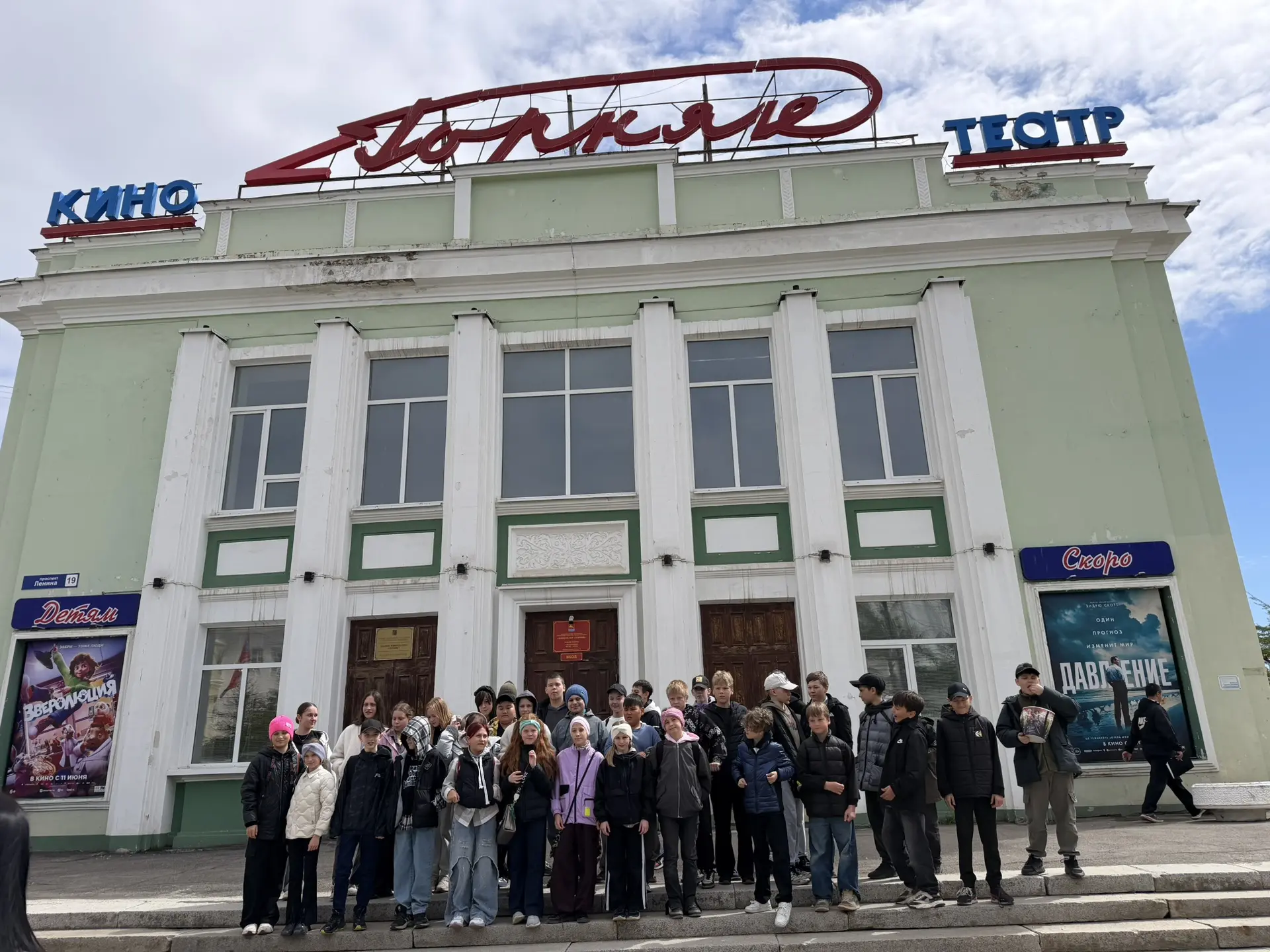 🎬 Кино в нашем лагере! 🍿

Сегодня в нашем лагере состоялся долгожданный киносеанс! Ребята из 4,6,7