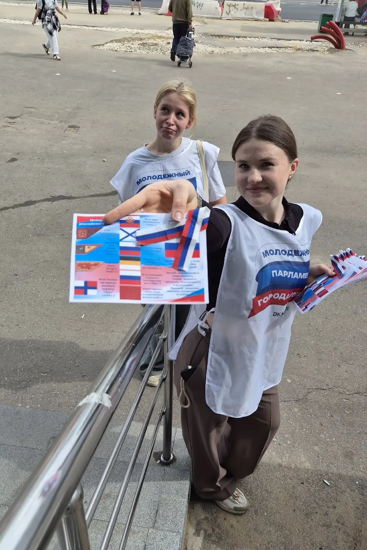 Отличная инициатива! Патриотическая акция «День флага», проведённая 21 августа членами ...