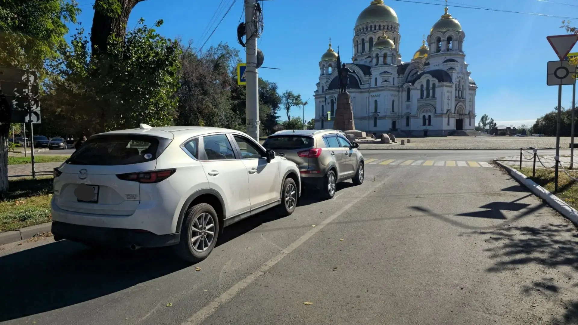 На проспекте Ермака Mazda врезалась в остановившуюся перед переходом Kia