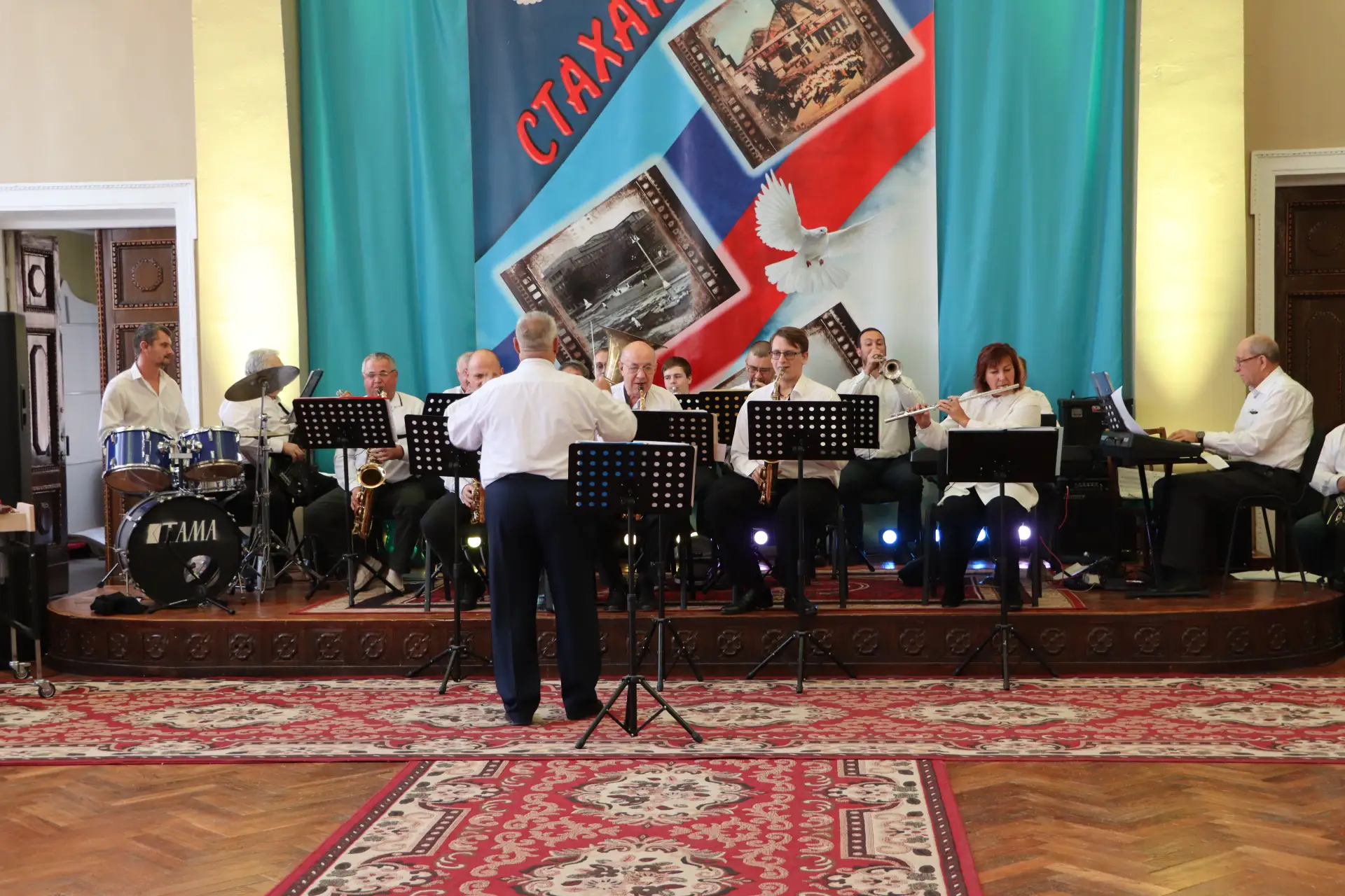 🎶 «Все мы разные, а Россия одна»: в Стаханове прошёл концерт живой музыки