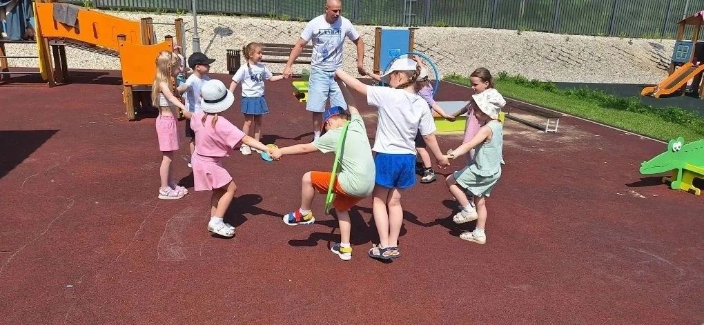 🌿☀️  Летние новости дошколят
Весёлые прогулки🏃‍♂️
Многие родители думают: прогулка в детском саду 