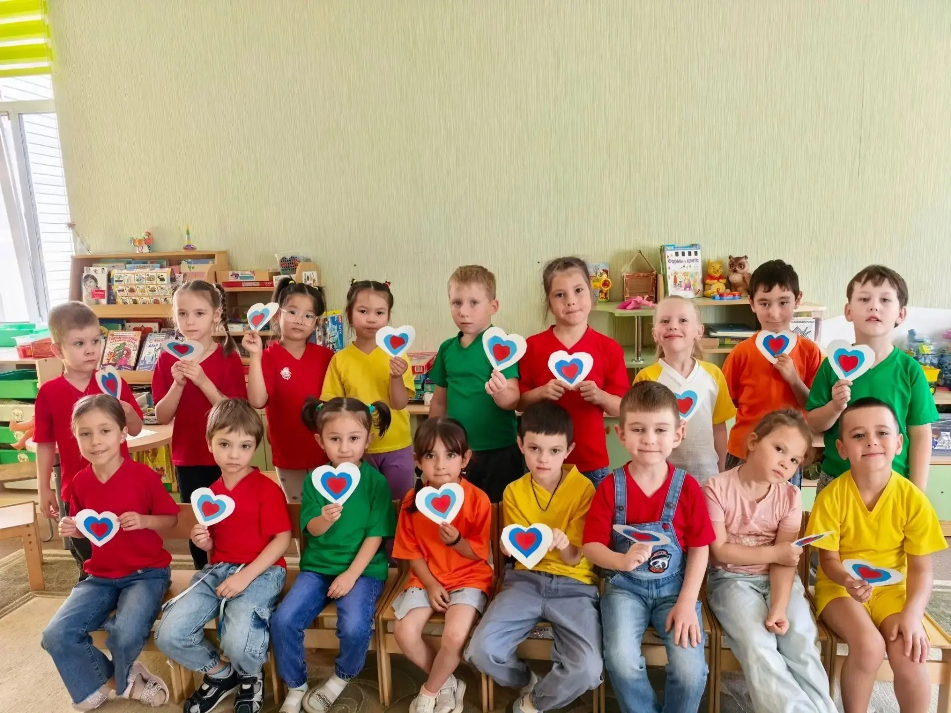 Группа «Почемучки» с гордостью отметила День Государственного флага России!
