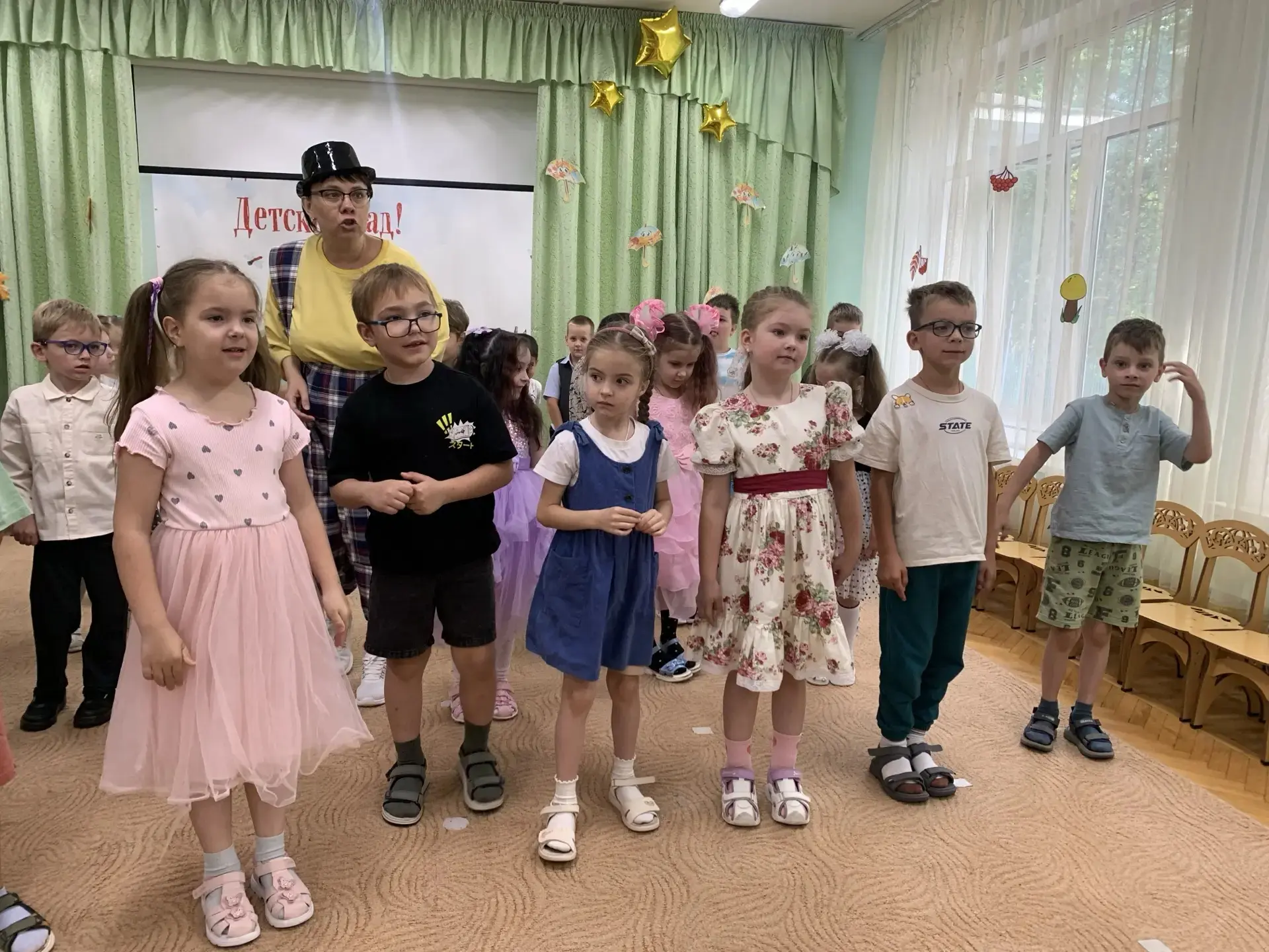 🍁Утро 1 сентября началось с путешествия! На одной из станций дети встретили Карлсона, ...