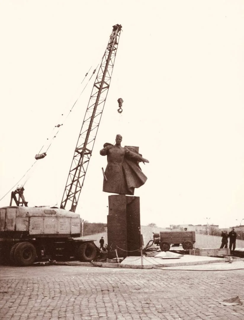 Установка памятника Победы