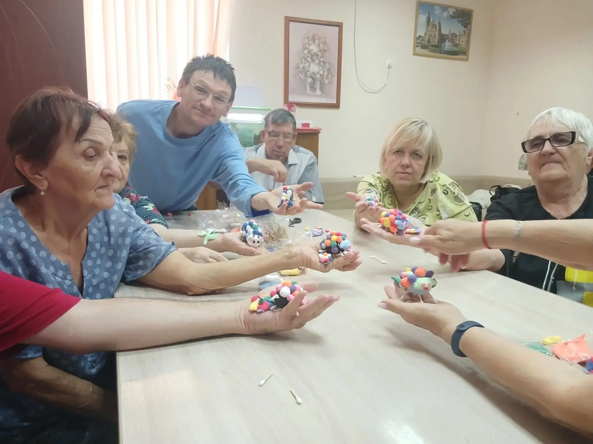 Терапия творчеством: волонтер Фонда «Благословение» провел мастер-класс для пожилых люд...