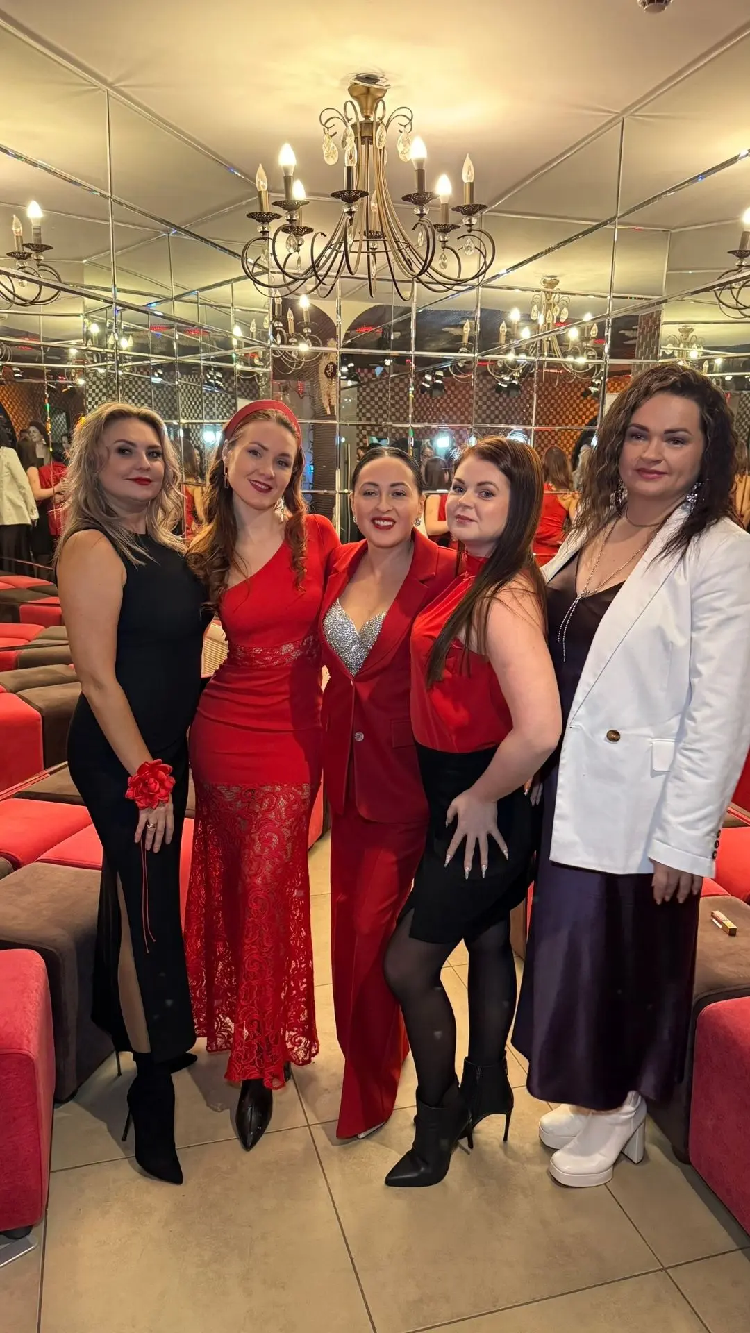 Кто такая Шальная императрица? 🤔 
 
Ирина Аллегрова в лучшие годы? 
Ирина Пегова в одноименном филь