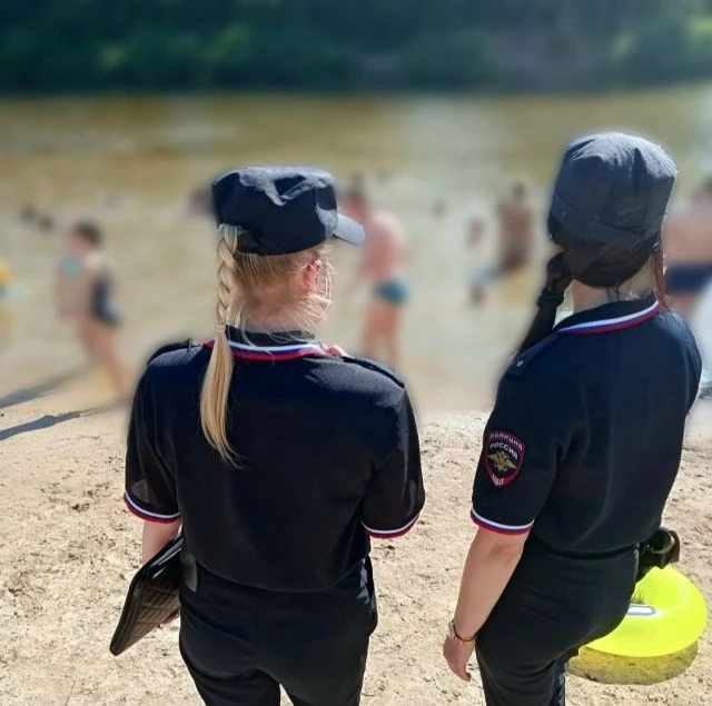 Во время рейда у воды полицейские нашли двух 13-летних детей, которые купались без родителей. На мес