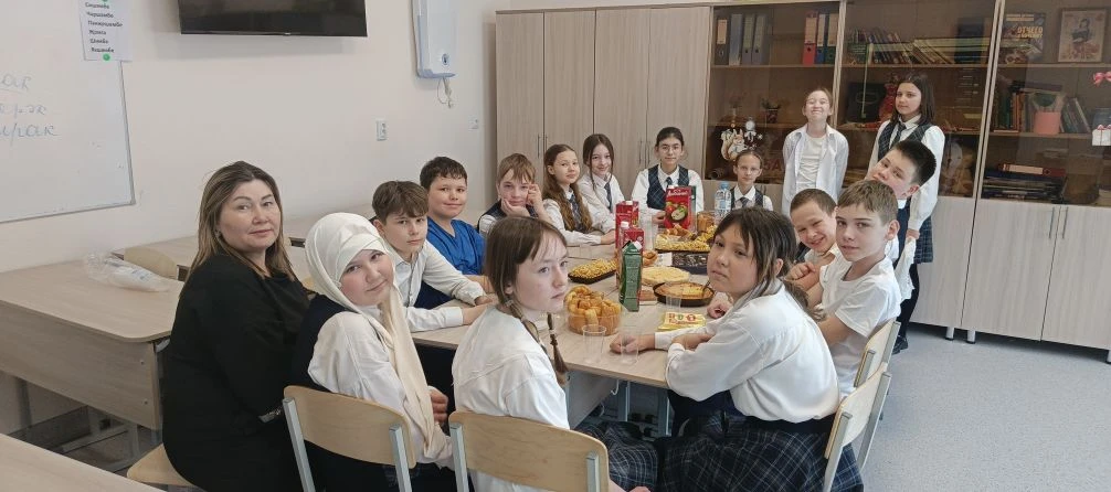 Сегодня в 5б классе провели  - чаепитие . Тема нашего чаепития "Национальные блюда татарского народа