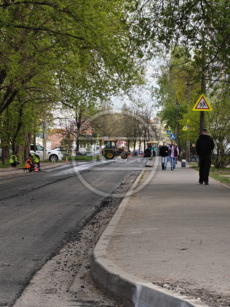 🚧 На улице Химиков уже появился первый слой асфальта 🙌  И ещё одна хорошая новость — подходят к заве