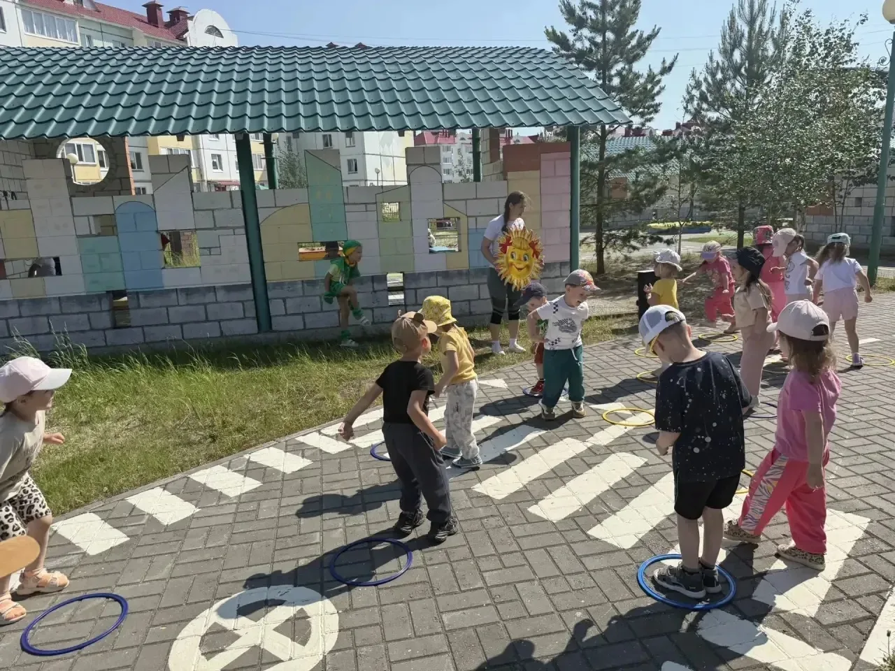 ☀️ «По тропинкам с солнечным лучиком»

☀️ Сегодня к нам в детский сад заглянул солнечный лучик и поз
