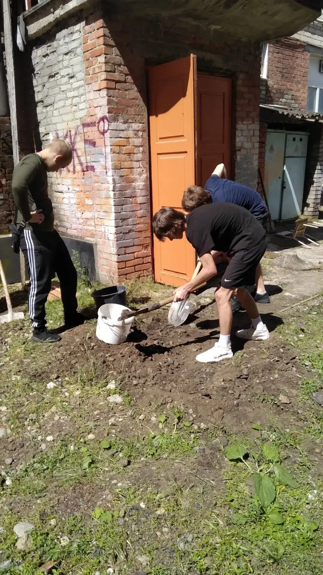 В нашем школьном лагере труда и отдыха «Импульс» работа кипит! 

Ребята активно убирают школьную тер