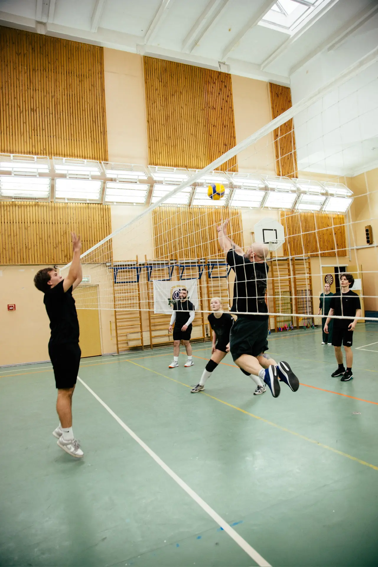 🏐 Больше, чем просто матч  🤩 В школе прошёл товарищеский матч по волейболу, где на одной площадке вс