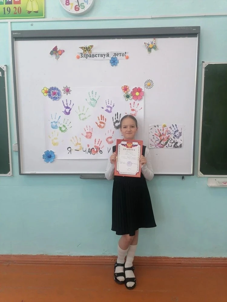 Сегодня по традиции прошла линейка, посвященная спуску флагов. Были исполнены гимны Российской Федер