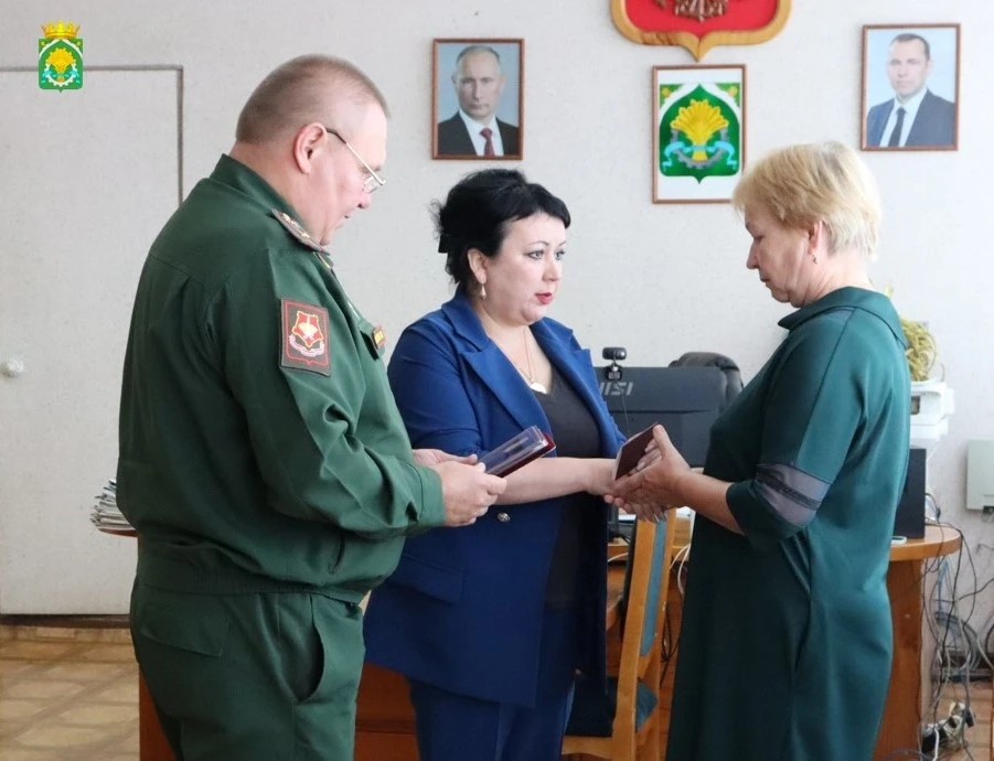 🎖 В Шатровском округе бабушке погибшего бойца передали госнаграду ДНР