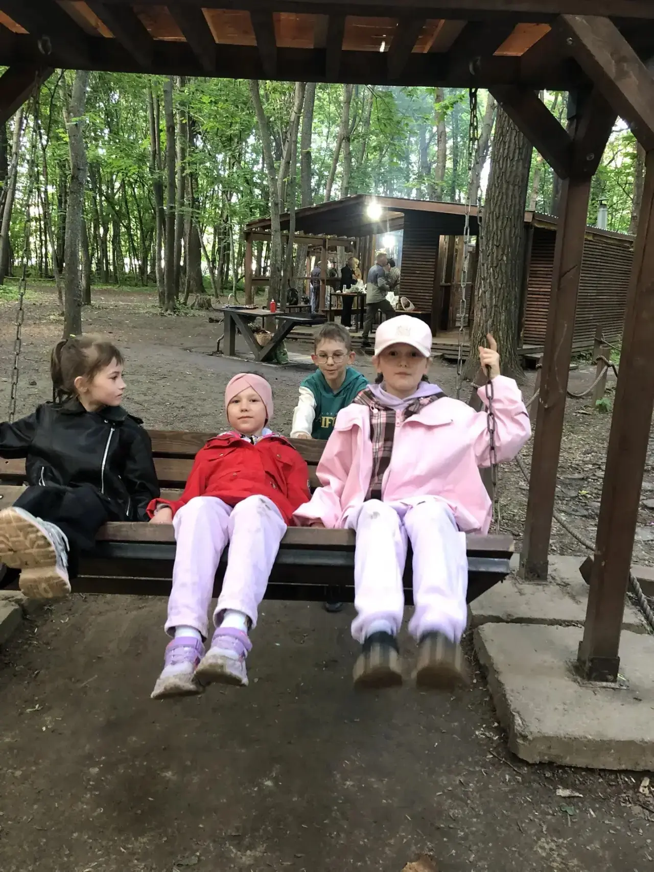 1 «Б» класс завершил свой первый год обучения походом в «Простопарк». Ребята  показали свои спортивн