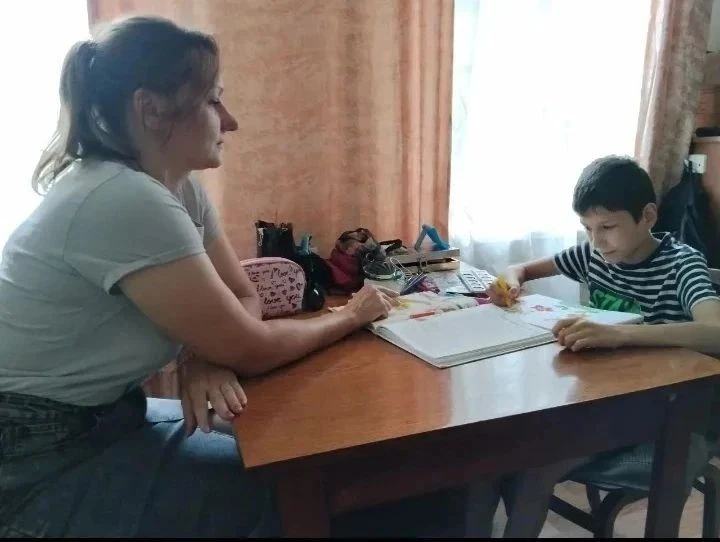 Соцработник рассказала юному подопечному о пчёлах